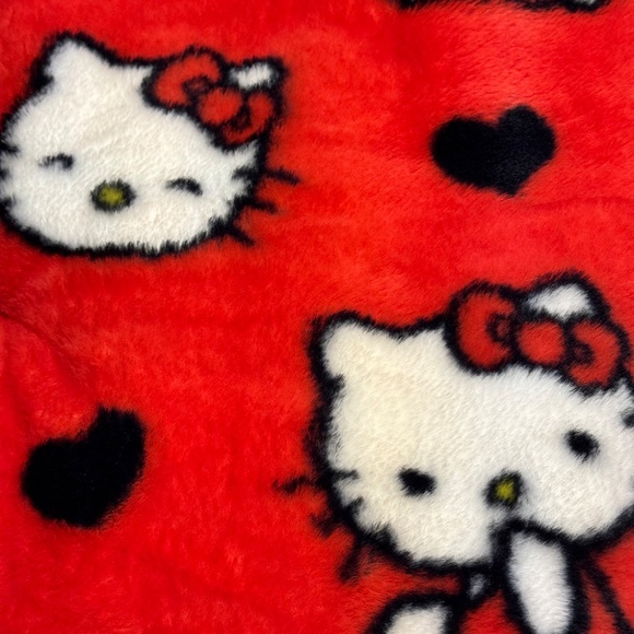 Hello Kitty Ultra Fine Faux Fur Throw Blanket - Red/Black Hearts 50"x70" - Picture 2 of 3